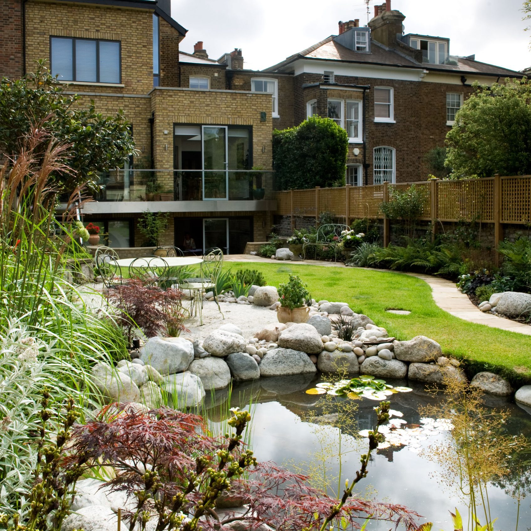vard3
August summer narrow town garden urban 
Owner: Joanna Fitzgerald. Constructor: Ben West, Landscaping Solutions 
Vardens Road, Wandsworth
UK
Marcus Harpur