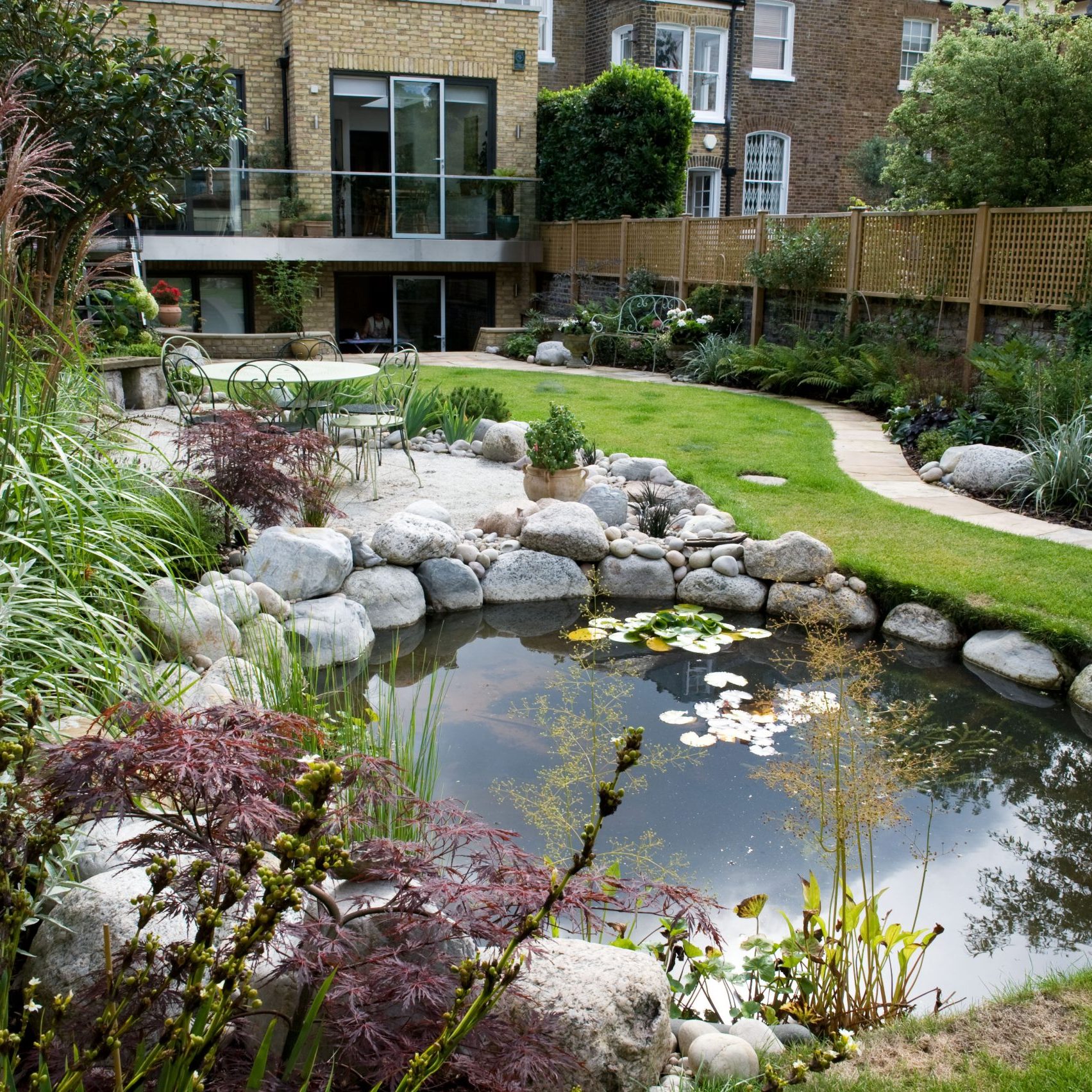 vard5
August summer narrow town garden urban 
Owner: Joanna Fitzgerald. Constructor: Ben West, Landscaping Solutions 
Vardens Road, Wandsworth
UK
Marcus Harpur